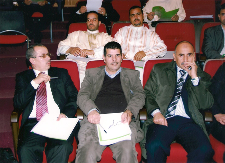 صورة جماعية يظهر فيها الأستاذ حسين تاغزوتي في وسط الصورة