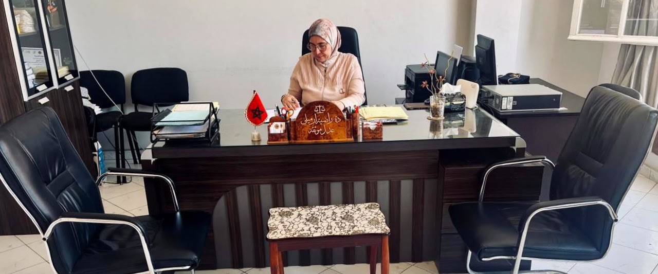 صورة للأستاذة راضية ارميلي داخل المكتب